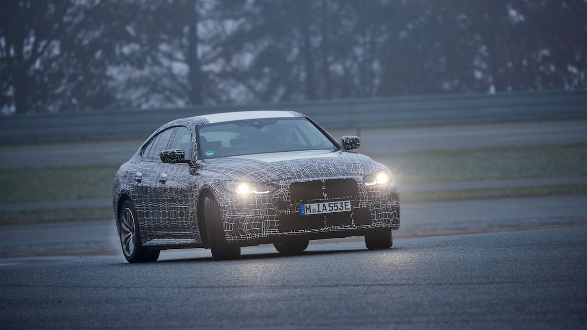 Prototyp i4 jezdí bokem, BMW slibuje zábavný elektromobil